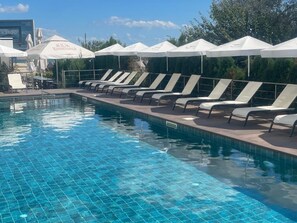 من حمّامات السباحة المغطاة، حمّام سباحة خارجي موسمي