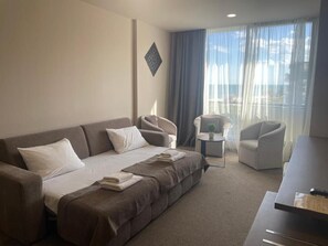 Departamento, vista parcial al mar | Área de sala de estar | Televisión 