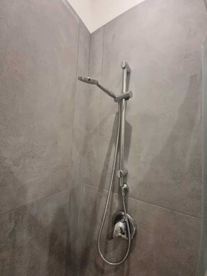 Shower, soap, toilet paper - Independent Room with Private Access in Fairgrounds (Bologna)