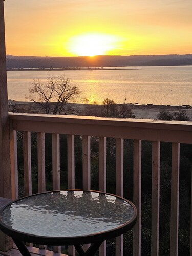 Lakefront panoramic views! 2-bedroom 2-bathroom house in beautiful Granite Bay