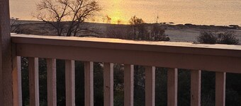 Lakefront panoramic views! 2-bedroom 2-bathroom house in beautiful Granite Bay