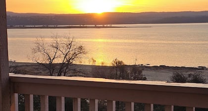 Lakefront panoramic views! 2-bedroom 2-bathroom house in beautiful Granite Bay