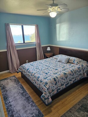 Tabla de planchar con plancha, wifi y ropa de cama 