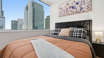 2 dormitorios, tabla de planchar con plancha, ropa de cama