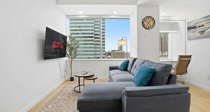 Stylish 2Bed2Bath + Stunningview Downtown Edmonton 5min to Rogers + free parking