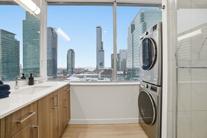 Interior - Stylish 2Bed2Bath + Stunningview Downtown Edmonton 5min to Rogers + free parking (Edmonton)