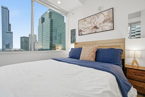 Stylish 2Bed2Bath + Stunningview Downtown Edmonton 5min to Rogers + free parking