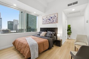 2 habitaciones, tabla de planchar con plancha y ropa de cama 