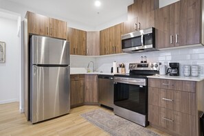 Private kitchen - Stylish 2Bed2Bath + Stunningview Downtown Edmonton 5min to Rogers + free parking (Edmonton)