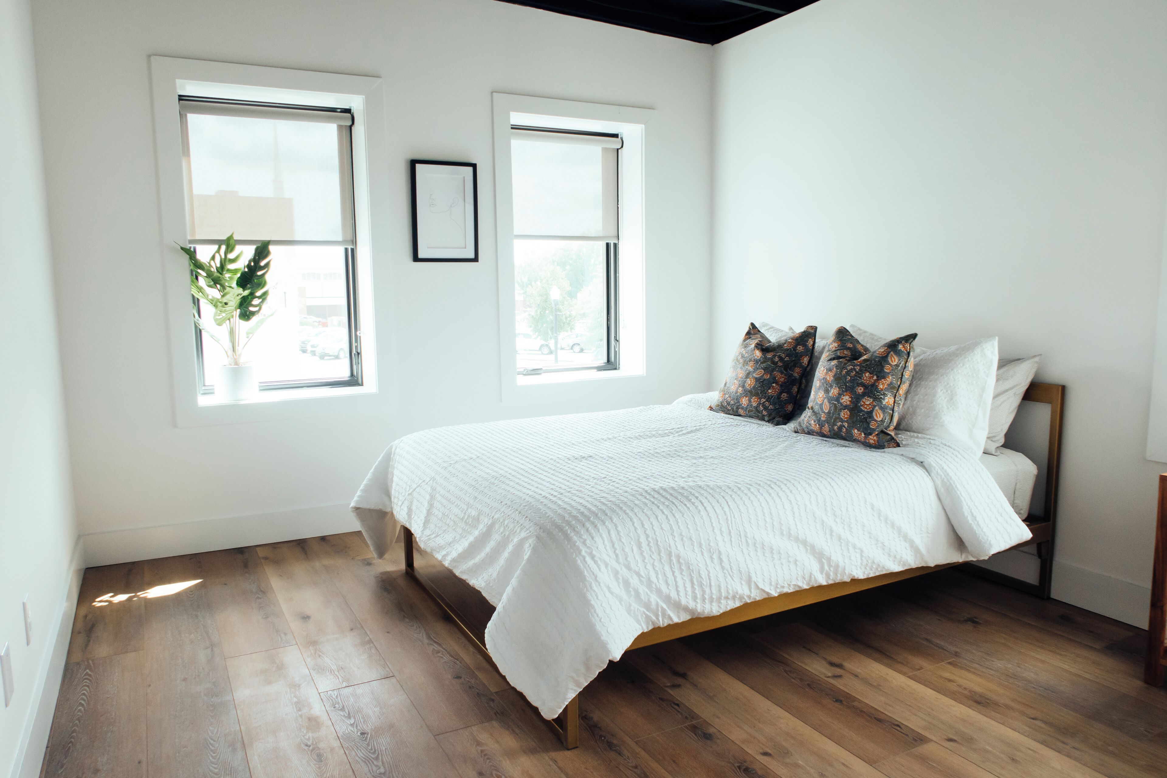 Strykejern/-brett, internettilgang og sengetøy