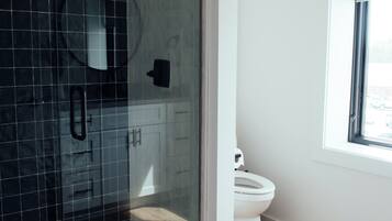 Douche, serviettes fournies, papier toilette