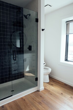 Douche, serviettes fournies, papier toilette