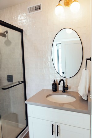 Dusche, Handtücher, Toilettenpapier