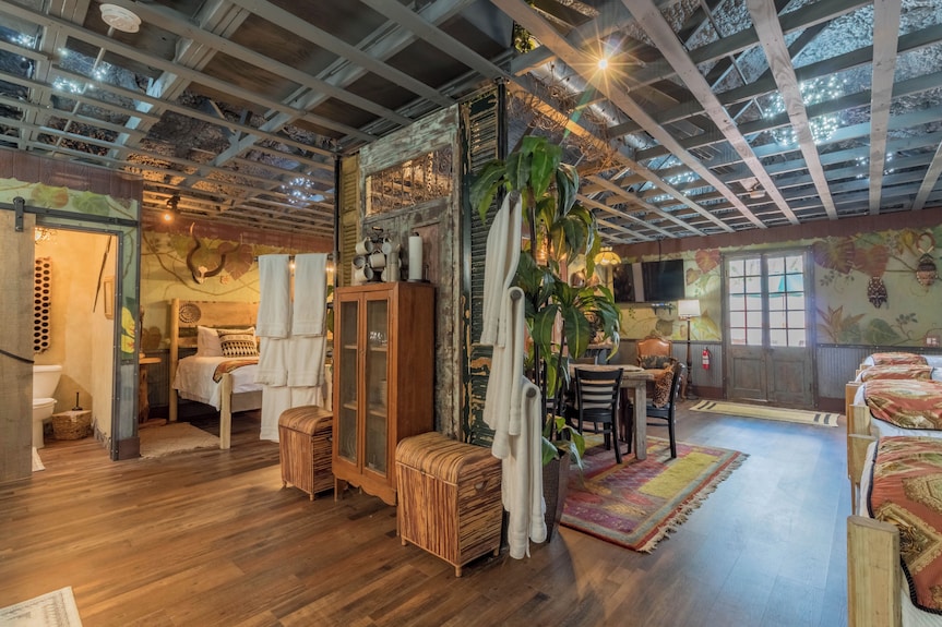 Kooyah! An African Retreat At Downright Comfort! - Comfort, TX
