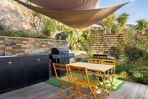 Outdoor dining - Architect's house with infinity pool, sea view (Bormes-les-Mimosas)