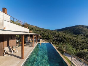 Pool - Architect's house with infinity pool, sea view (Bormes-les-Mimosas)