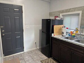 Fridge, microwave, oven, stovetop - 1st floor One bedroom near Einstein Hospital, Salus University (Philadelphia)