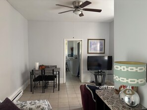 Interior - 1st floor One bedroom near Einstein Hospital, Salus University (Philadelphia)