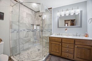 Towels, soap, shampoo, toilet paper - Secluded Franklin Cabin with Mountain Views (Franklin)