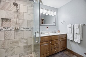 Toallas, jabón, shampoo, papel de baño 