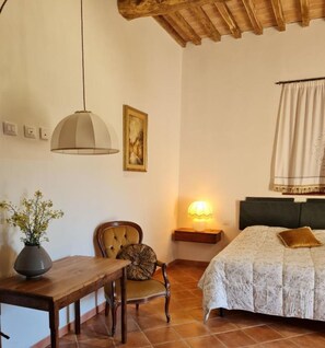 WiFi, bed sheets - -Suite #5- (Mazzolla)