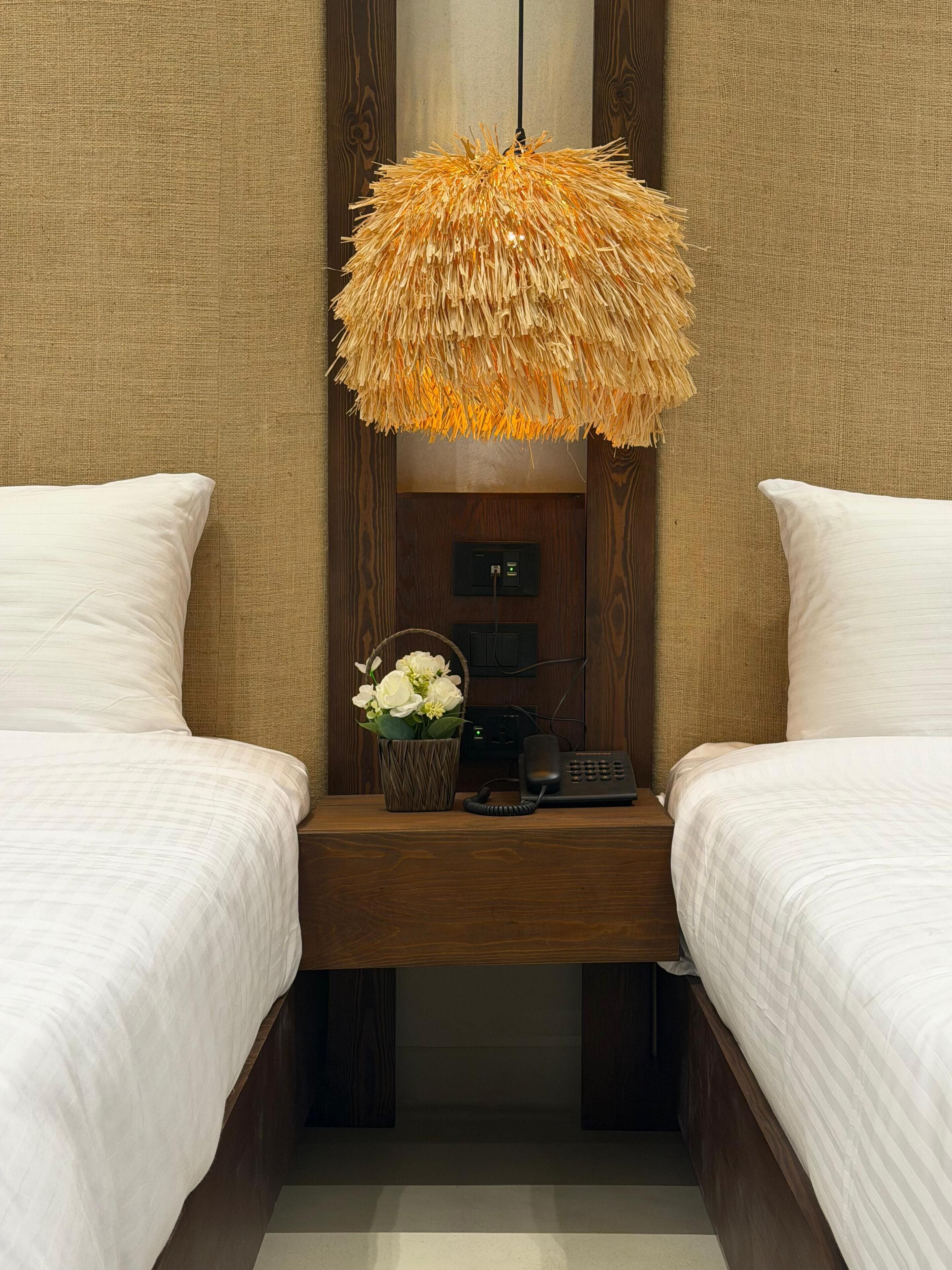 Habitación superior con 2 camas individuales | Caja de seguridad en la habitación y escritorio 