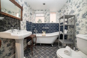 Deluxe Double Room | Bathroom | Hair dryer, towels, toilet paper