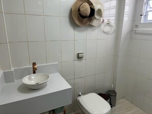 Dusch, handdukar, tvål och toalettpapper