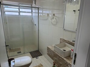 Shower, towels, soap, toilet paper - Pitangueiras Center, Ocean View, Air Conditioning, 3 bedrooms, balcony, 1 parking space, barbecue. (Guarujá)