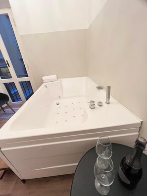 Douche, baignoire à remous, séchoir à cheveux, bidet