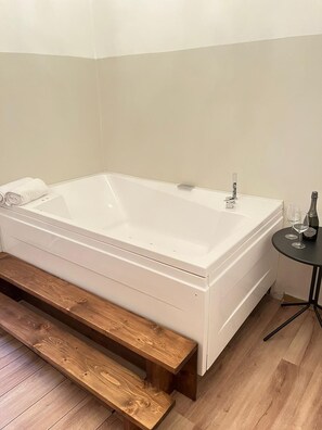 Shower, jetted bath, hair dryer, bidet - Luxury Pantheon Retreat with Private Jacuzzi | 2 Double Bedrooms (Roma)