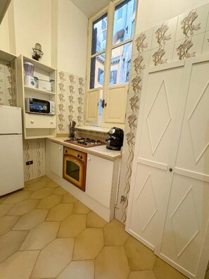Private kitchen - Luxury Pantheon Retreat with Private Jacuzzi | 2 Double Bedrooms (Roma)