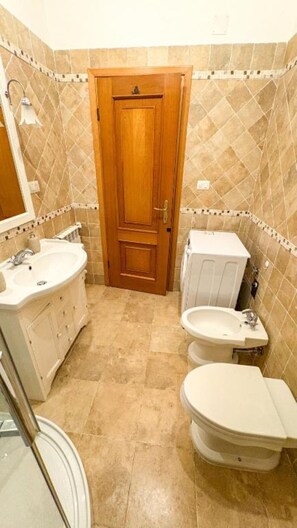 Shower, jetted bath, hair dryer, bidet - Luxury Pantheon Retreat with Private Jacuzzi | 2 Double Bedrooms (Roma)