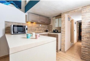 Fridge, microwave, stovetop, coffee/tea maker - Apartment Casa Morgan Catania (Catania)