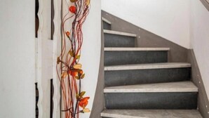 Modernilla designilla varustetut portaat, joissa on tumma kaide ja tummat askelmat.