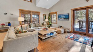 Smart TV, offices - Camp Carnelian |  Walk to Lake Tahoe + Quiet Deck (Carnelian Bay)