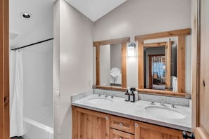 Shower, hair dryer, towels, soap - Cozy Tahoe Getaway |  Walk to Lake + Quiet Deck (Carnelian Bay)