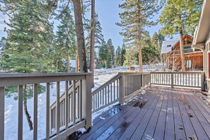 Property grounds - Cozy Tahoe Getaway |  Walk to Lake + Quiet Deck (Carnelian Bay)