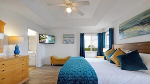 Ein Schlafzimmer mit einem Bett, einem Holzschrank und einem Deckenventilator.