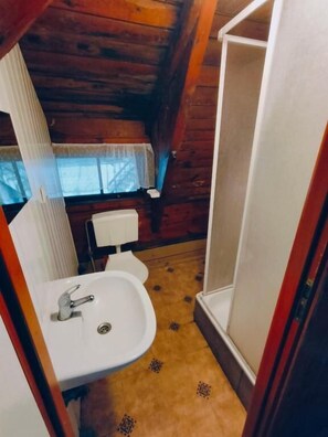 Standard Triple Room, Lake View | Bathroom - Stanica Wodna PTTK Swornegacie (Swornegacie)
