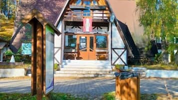 Quarto triplo standard, vista parcial para o lago | Fachada