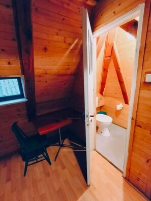 Quarto triplo básico, vista para o lago | Banheiro