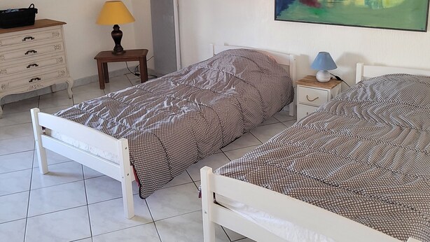 4 bedrooms, desk, iron/ironing board, WiFi (free)