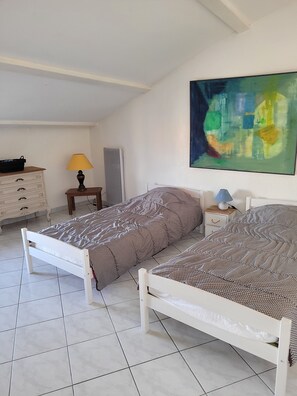 4 Schlafzimmer, Schreibtisch, Bügeleisen/Bügelbrett, kostenloses WLAN