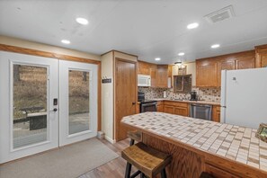 Jääkaappi, mikroaaltouuni, uuni, liesi