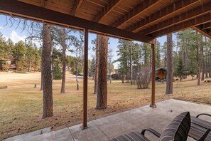 Terrace/patio - Prairie Creek Hideaway – Relaxing Hot Tub & Views (Rapid City)