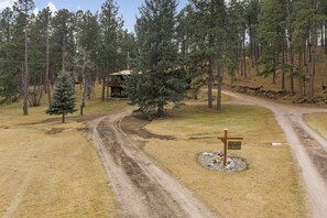 Property grounds - Prairie Creek Cabin Getaway (Rapid City)