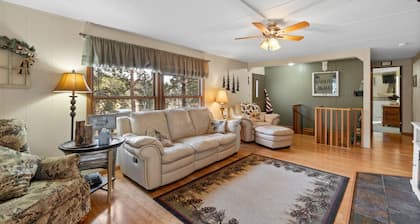 Prairie Creek Hideaway – Relaxing Hot Tub & Views
