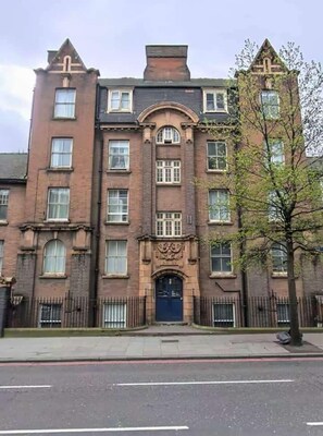 Exterior - Spacious & Bright Ground Floor Flat in Shadwell (London)