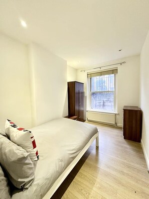 2 bedrooms, iron/ironing board, free WiFi, bed sheets - Spacious & Bright Ground Floor Flat in Shadwell (London)